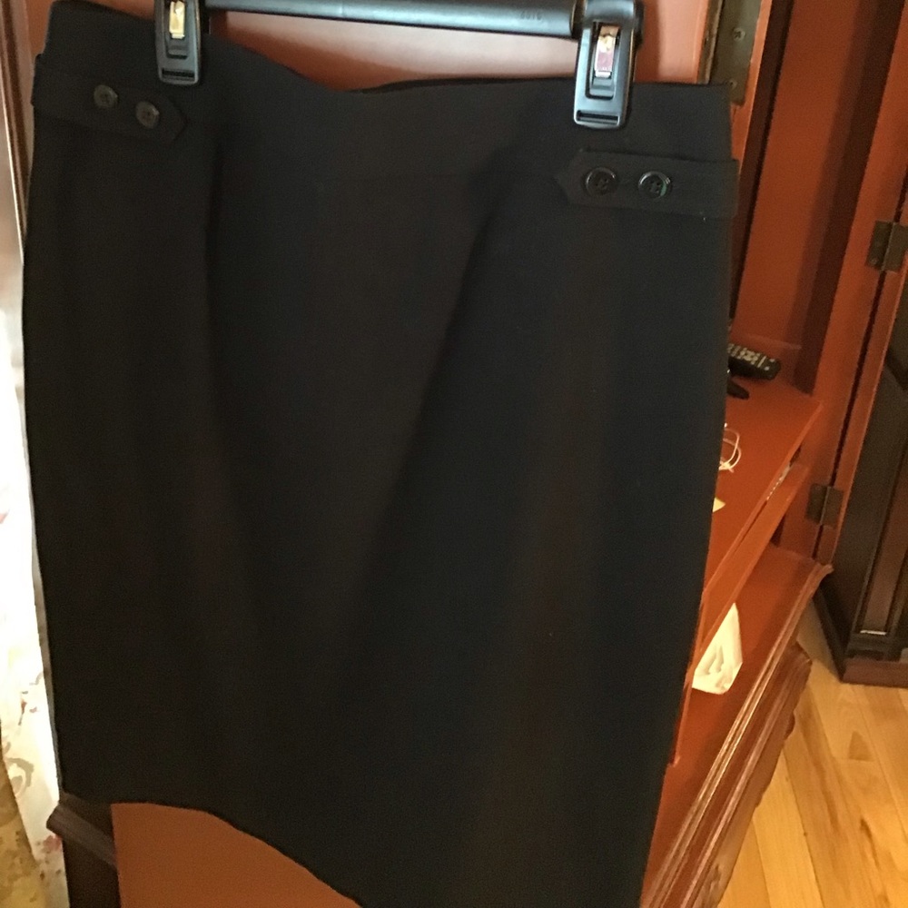 Chaus Ladies Black pencil skirt size 4  NWOT